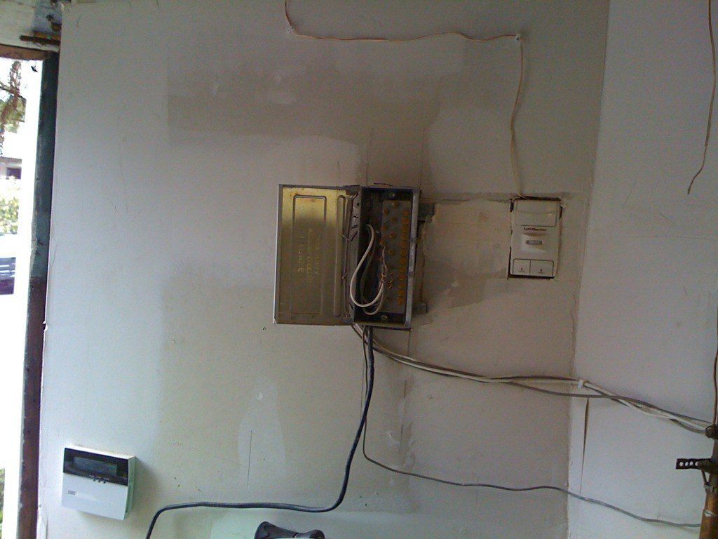 Провода в стене до заделки